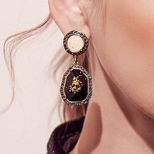 NEW 🌸 Rhinestone black and Gold Drop Earrings